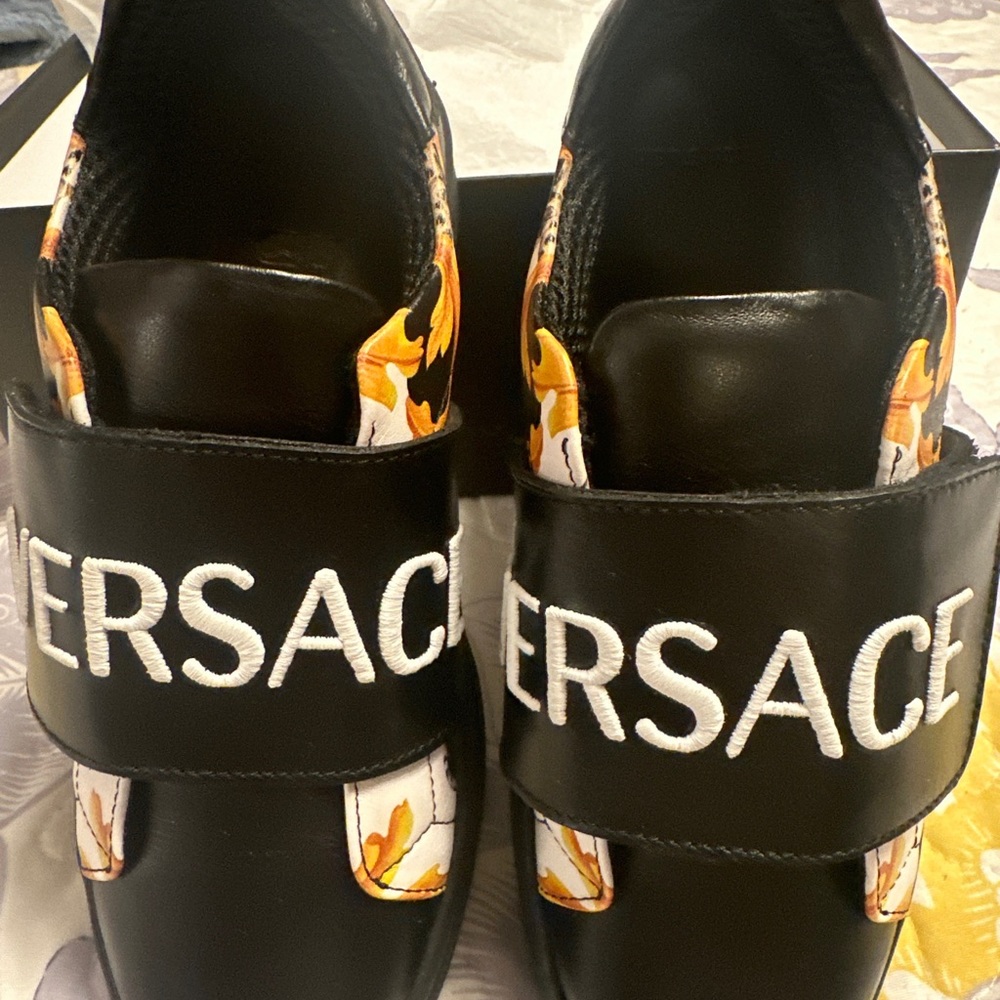 new versace tennis shoes with their box ..authentic